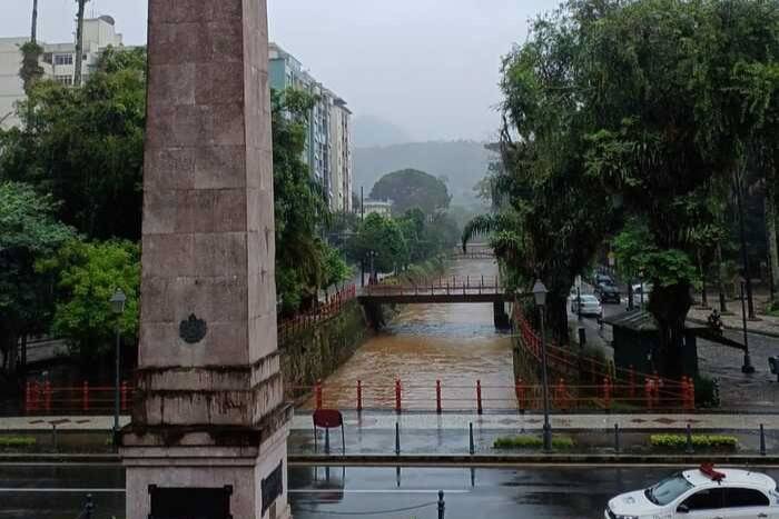 Chuva deve intensificar no domingo (24) em Petrópolis, segundo Defesa Civil 