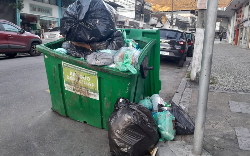 Lixeira na Rua Teresa é novamente danificada por vândalos