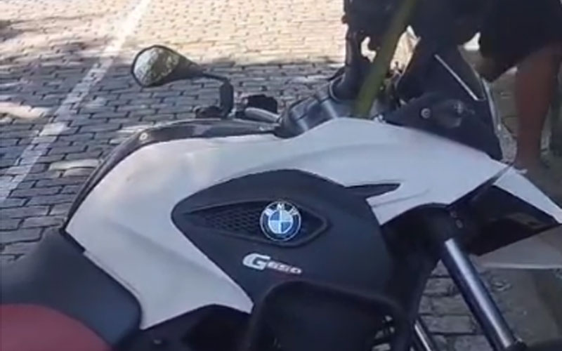 Inusitado: cobra em motocicleta na Avenida Piabanha