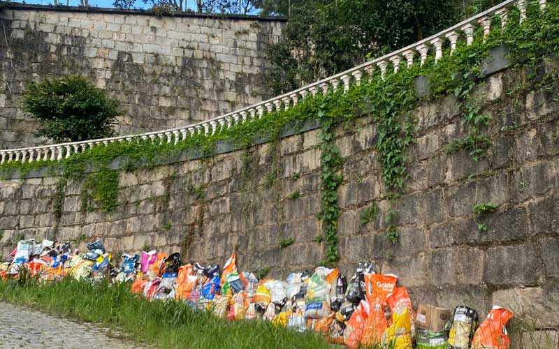 Descarte irregular ocupa calçada e causa revolta nos moradores do Caxambu