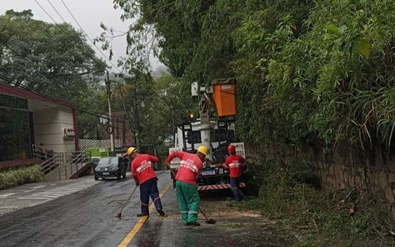 Chuva provoca oito ocorrências pela manhã e fecha comércio do Centro à tarde