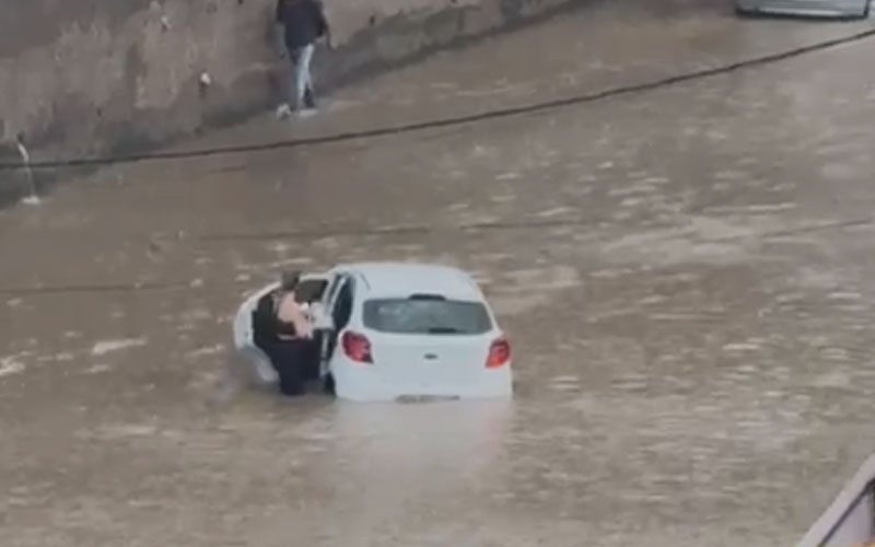 Carro arrastado pela água