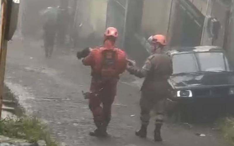 Bombeiros resgatam criança com vida após 16h sob escombros em Petrópolis