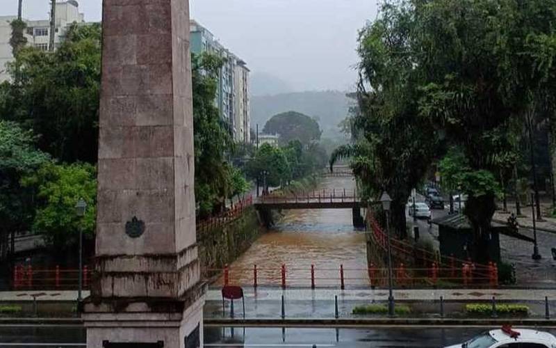 Chuva deve se intensificar no domingo (24) em Petrópolis, segundo a Defesa Civil