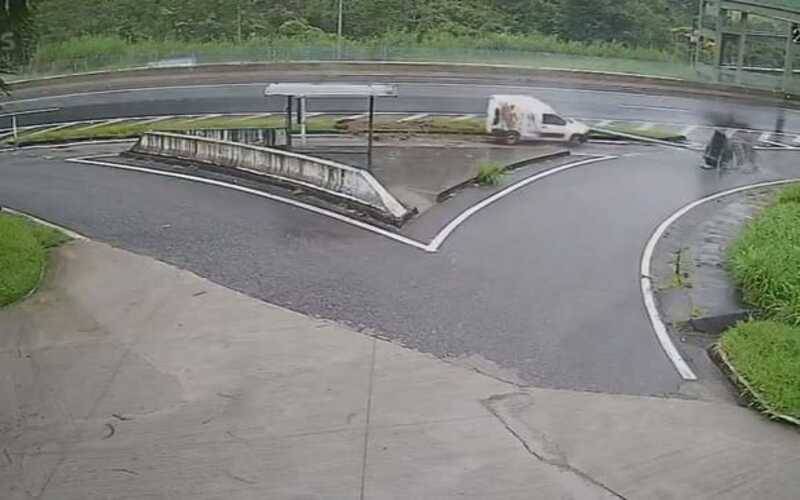 Carro derrapa e atinge poste na BR-040 