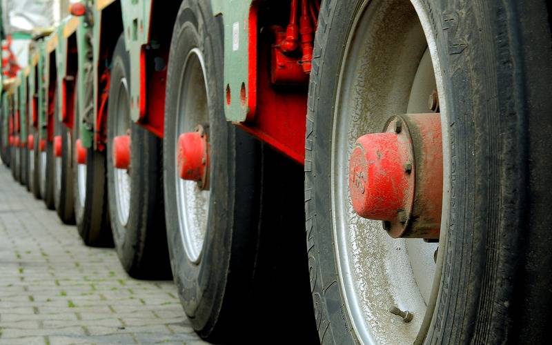 Passagem de carretas interditará descida da serra na madrugada do dia 28