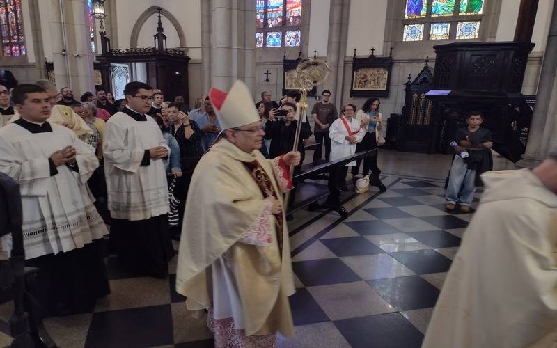 Dom Joel Portella Amado preside a missa dos Santos Óleos na Catedral