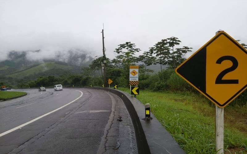 Descida da serra com retenções intermitentes no km 90