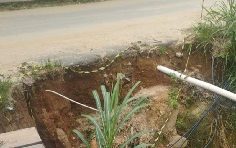 Margem de ponte na Posse desaba e preocupa moradores