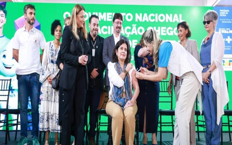 Nísia Trindade recebe vacina contra a gripe e reforça necessidade da imunização