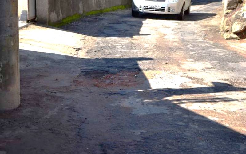 Buraco aberto há meses no Boa Vista prejudica a passagem dos veículos