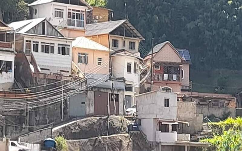 Poste está com risco de queda no Jardim Salvador