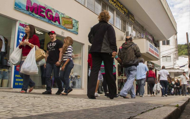 Projeção de consumo em 2% para 2024 esbarra em endividamento do brasileiro