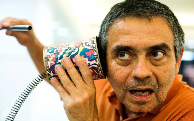 Joaquim de Paula  Produtor com um dos instrumentos inventados na oficina.