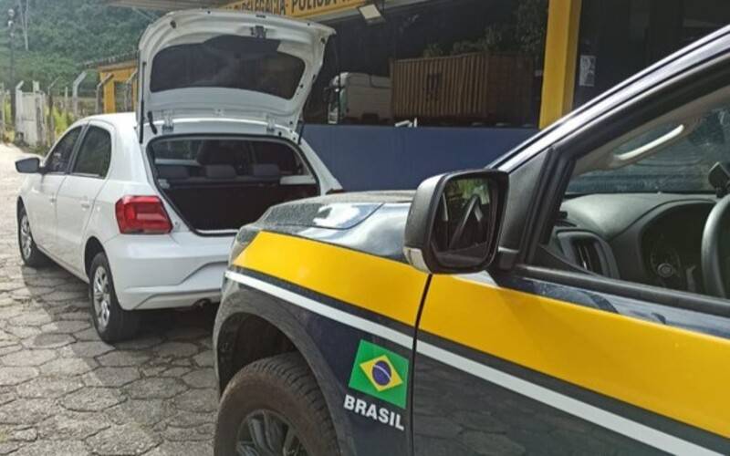 Carro furtado é recuperado em Petrópolis