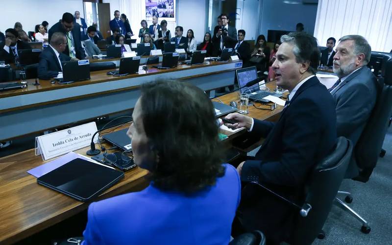 Governo vai melhorar proposta a servidores da Educação, diz ministro