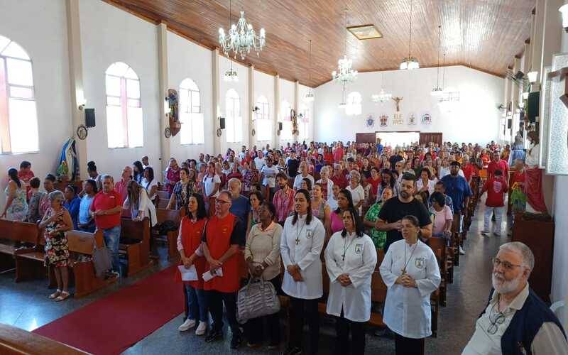 Fiéis lotam missas na Paróquia de São Jorge, no Independência 