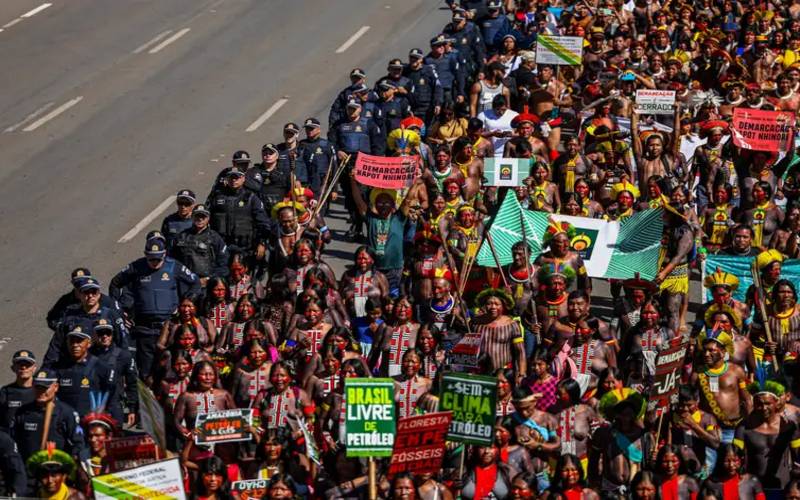 Milhares de indígenas marcham em Brasília