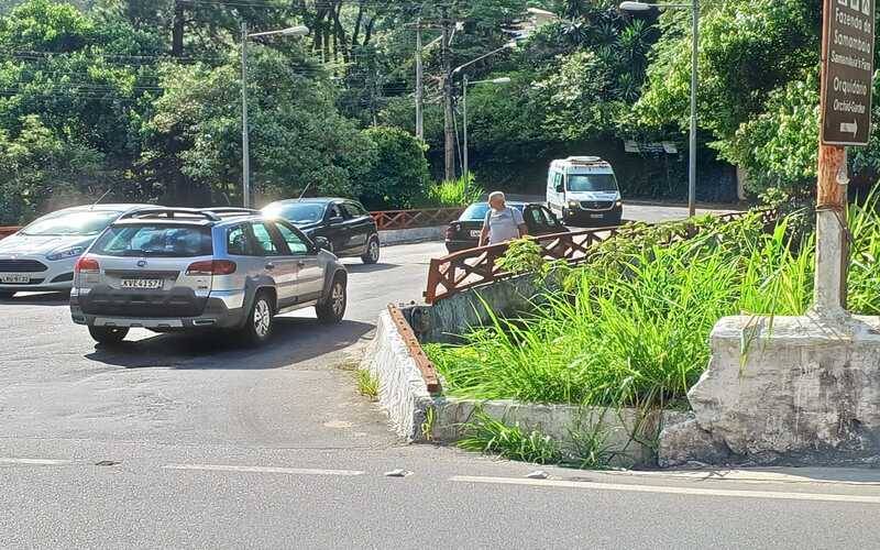 Guarda-corpo danificado na Ponte Branca coloca pedestres em risco