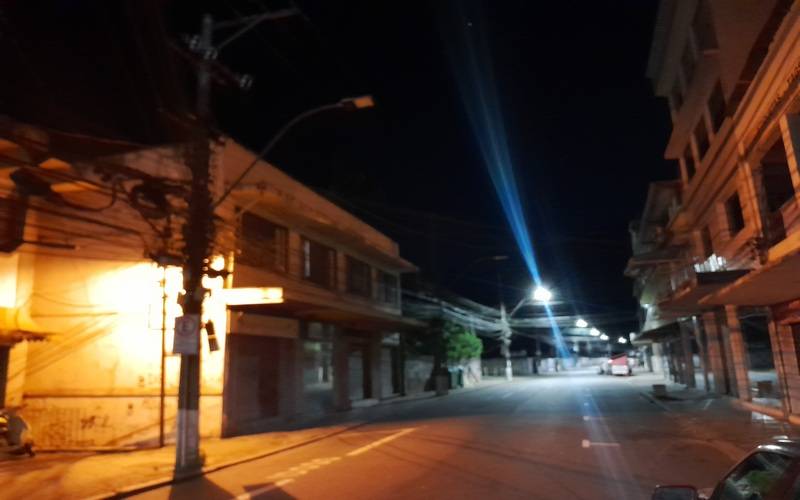 Ausência de iluminação pública na via principal da Rua Teresa