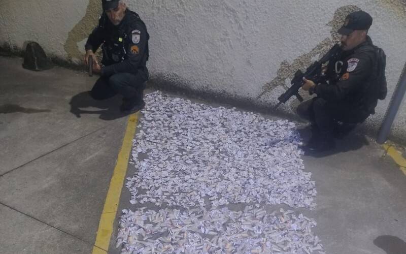 PM apreende 2,7 mil pedras de crack e 1,1 mil cápsulas de cocaína no Alemão 