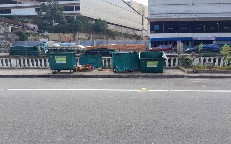 Caçambas de lixo na Rua da Feira estão com avarias
