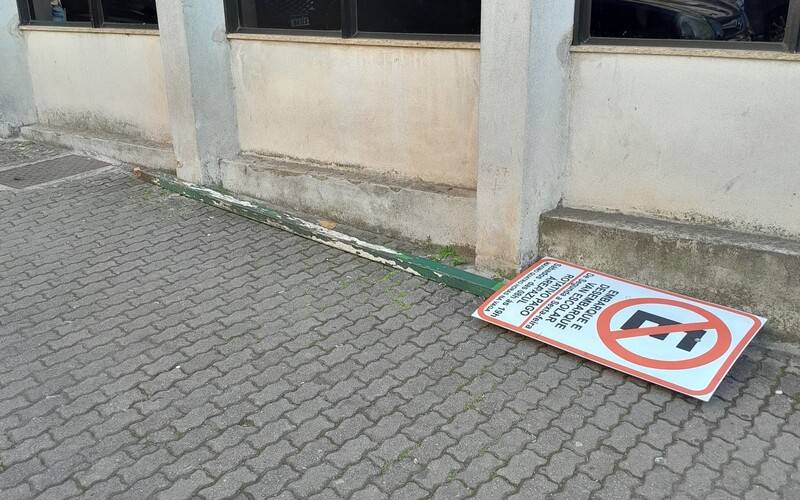 Placa de sinalização para vans escolares está danificada no Centro