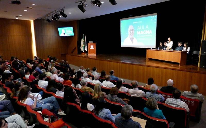Aula magna da Faculdade de Medicina de Petrópolis é marcada por emoção e homenagens