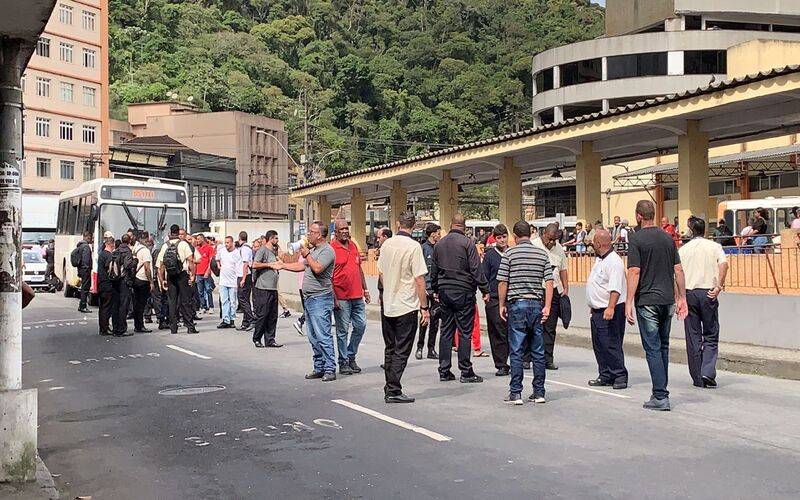 Funcionários da Viação Cascatinha realizam passeata no Centro