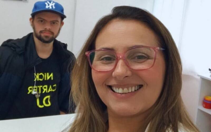 Legenda: Viviane Leal, psicopedagoga e o paciente Matheus Conde Garbi (Nick)