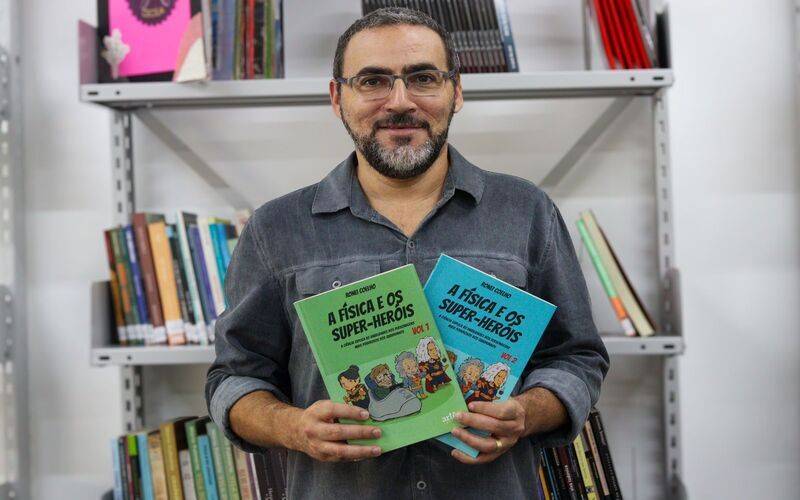 Dia do Físico: Professor da rede estadual escreve livro com personagens dos quadrinhos