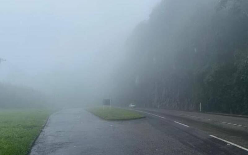 Alerta: Serra de Petrópolis tem baixa visibilidade devido à chuva e neblina