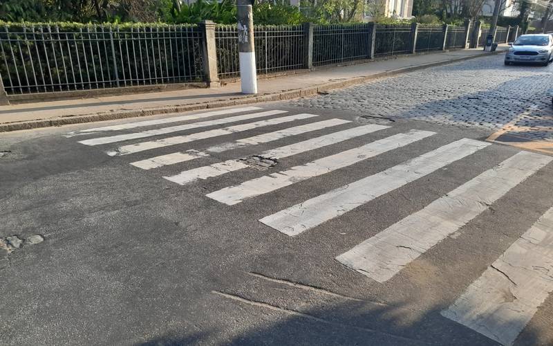 Faixa de pedestres esburacada entre a Av. Tiradentes e a Rua da Imperatriz