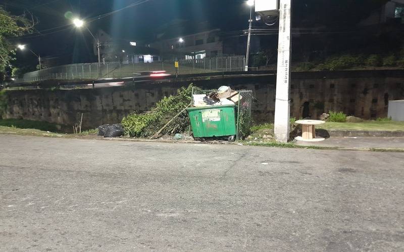 Lixeira no Bingen necessita ser substituída