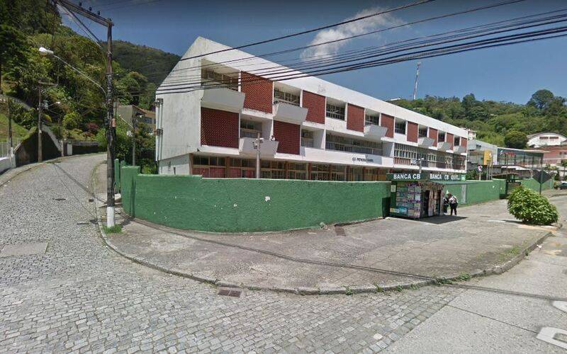 Profissionais da educação paralisam atividades na cidade
