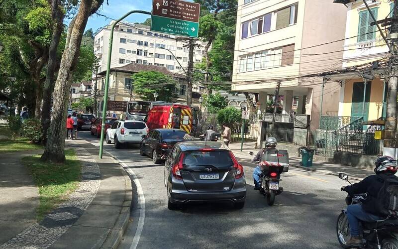 Mulher é atropelada por ônibus no Centro de Petrópolis