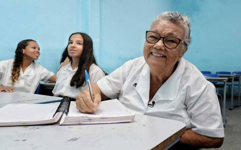 Estudantes da rede estadual prestam homenagens na despedida à dona Naná