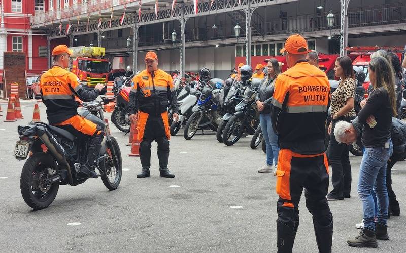 Bombeiros Militares do Rio promovem treinamento