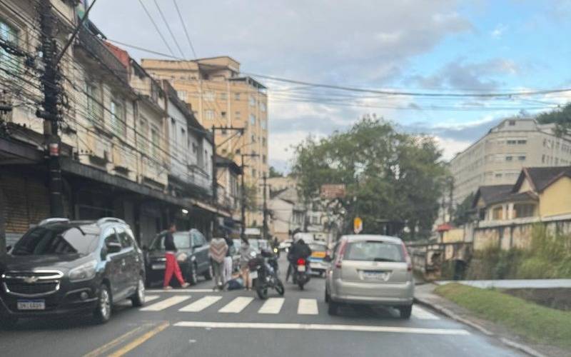 Mulher é atropelada em faixa de pedestre, no Centro