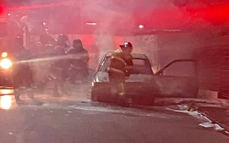 Carro pega fogo nesta segunda-feira (27/05) , no Bingen