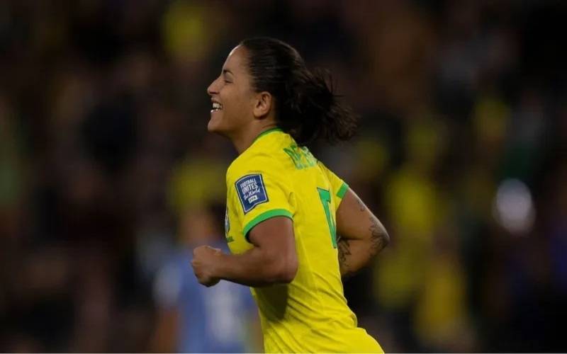 Debinha, Bruninha e Laís Estevam são convocadas para a seleção