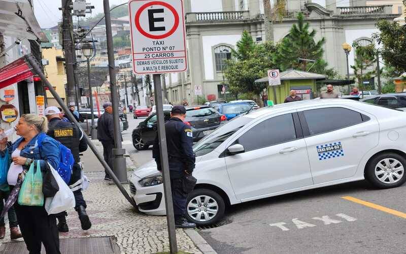 Acidente com táxi no Centro