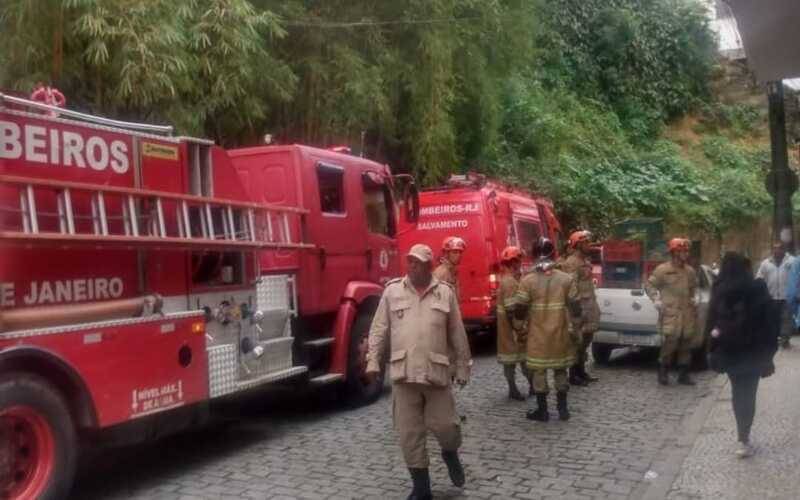 Corpo de Bombeiros controla incêndio em restaurante no Centro