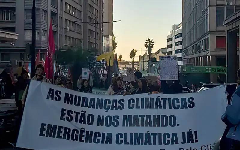 Eco pelo Clima faz protesto e acusa governo gaúcho de descaso