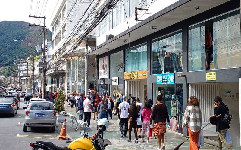 Espantando o frio: petropolitanos e turistas visitam a Rua Teresa