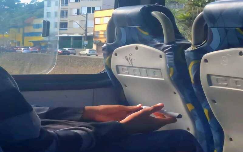 Passageiro flagra estudante pichando ônibus em Petrópolis