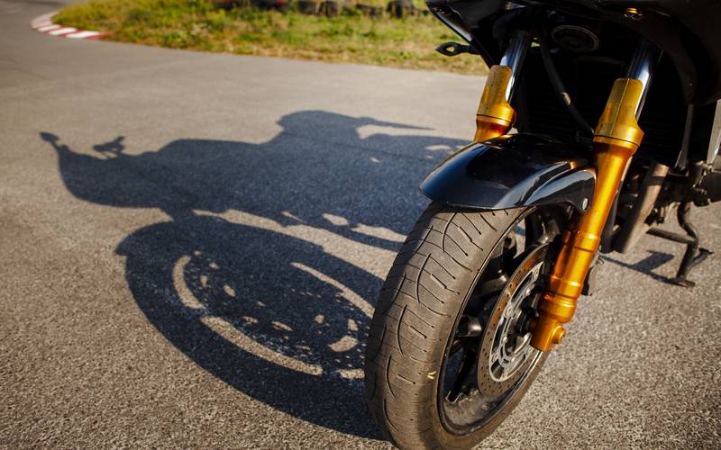 Motociclista morre em colisão contra um barranco na BR-040