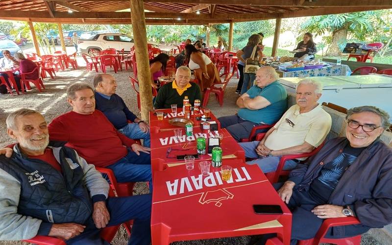 Grupo de amigos no Restaurante Tourinho, um sucesso em Corrêas. Começando da direita e