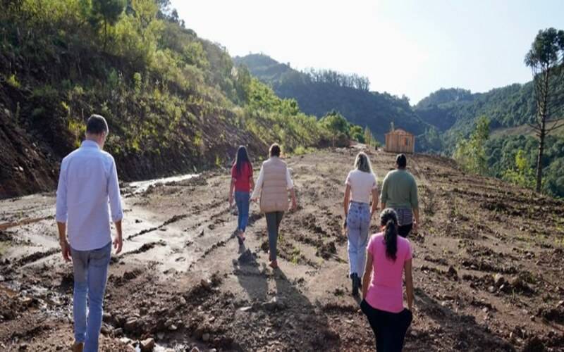 Ministério da Saúde e Forças Armadas distribuem alimentos e remédios para aldeias no R