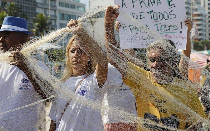 Manifestantes protestam contra PEC das Praias na orla do Rio